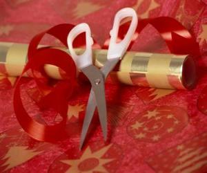пазл Инструменты для упаковки подарков праздника: ножницы, бумагу и ленту для галстука